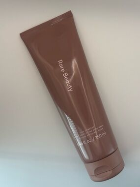 Rare Beauty Find Comfort Gentle Exfoliating Body Wash